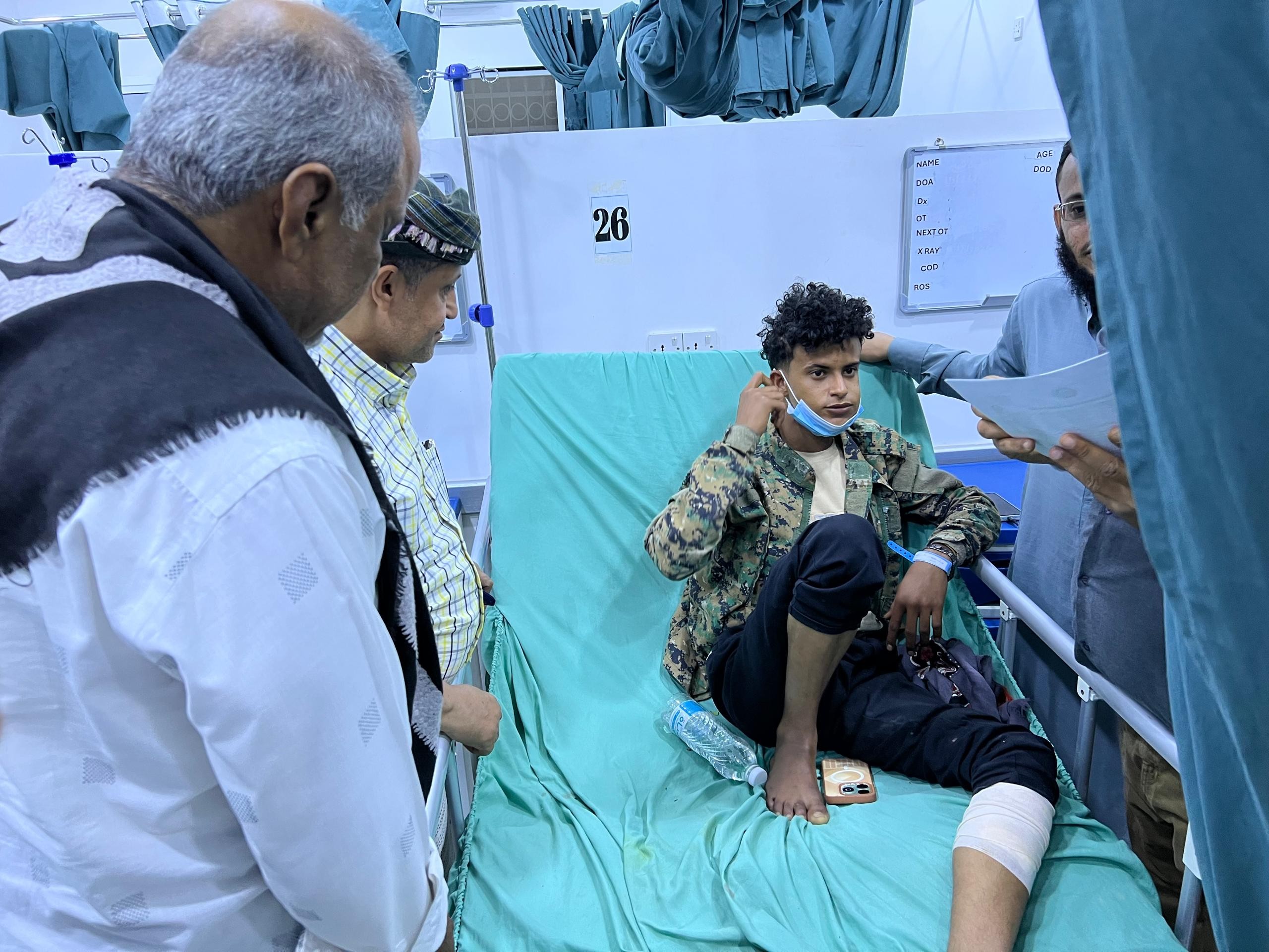 الحالمي يتفقد جرحى أعمال القمع والتنكيل التي استهدفت الوقفة الاحتجاجية السلمية بالعاصمة عدن الحالمي يتفقد جرحى أعمال القمع والتنكيل التي استهدفت الوقفة الاحتجاجية السلمية بالعاصمة عدن