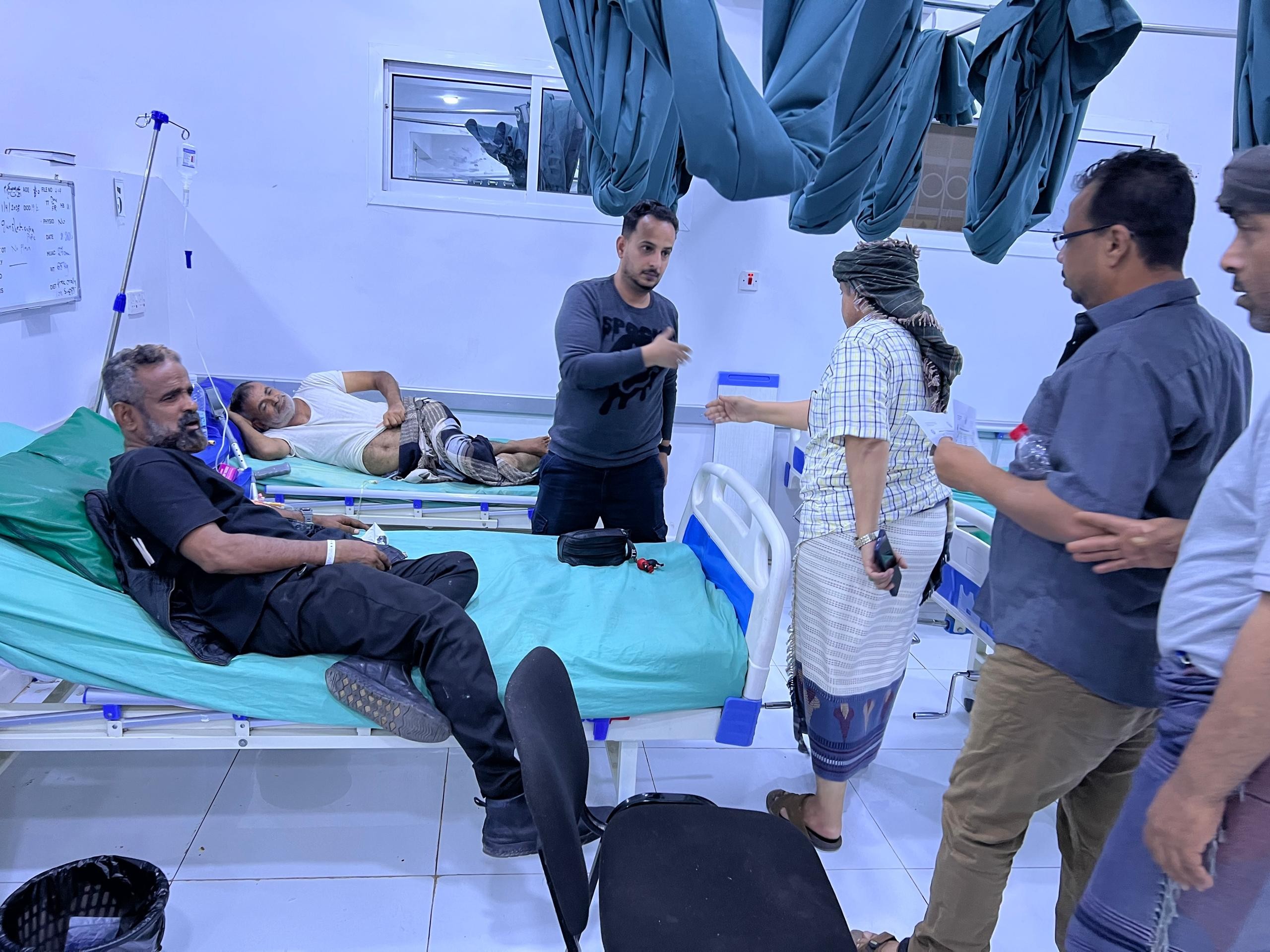 الحالمي يتفقد جرحى أعمال القمع والتنكيل التي استهدفت الوقفة الاحتجاجية السلمية بالعاصمة عدن الحالمي يتفقد جرحى أعمال القمع والتنكيل التي استهدفت الوقفة الاحتجاجية السلمية بالعاصمة عدن