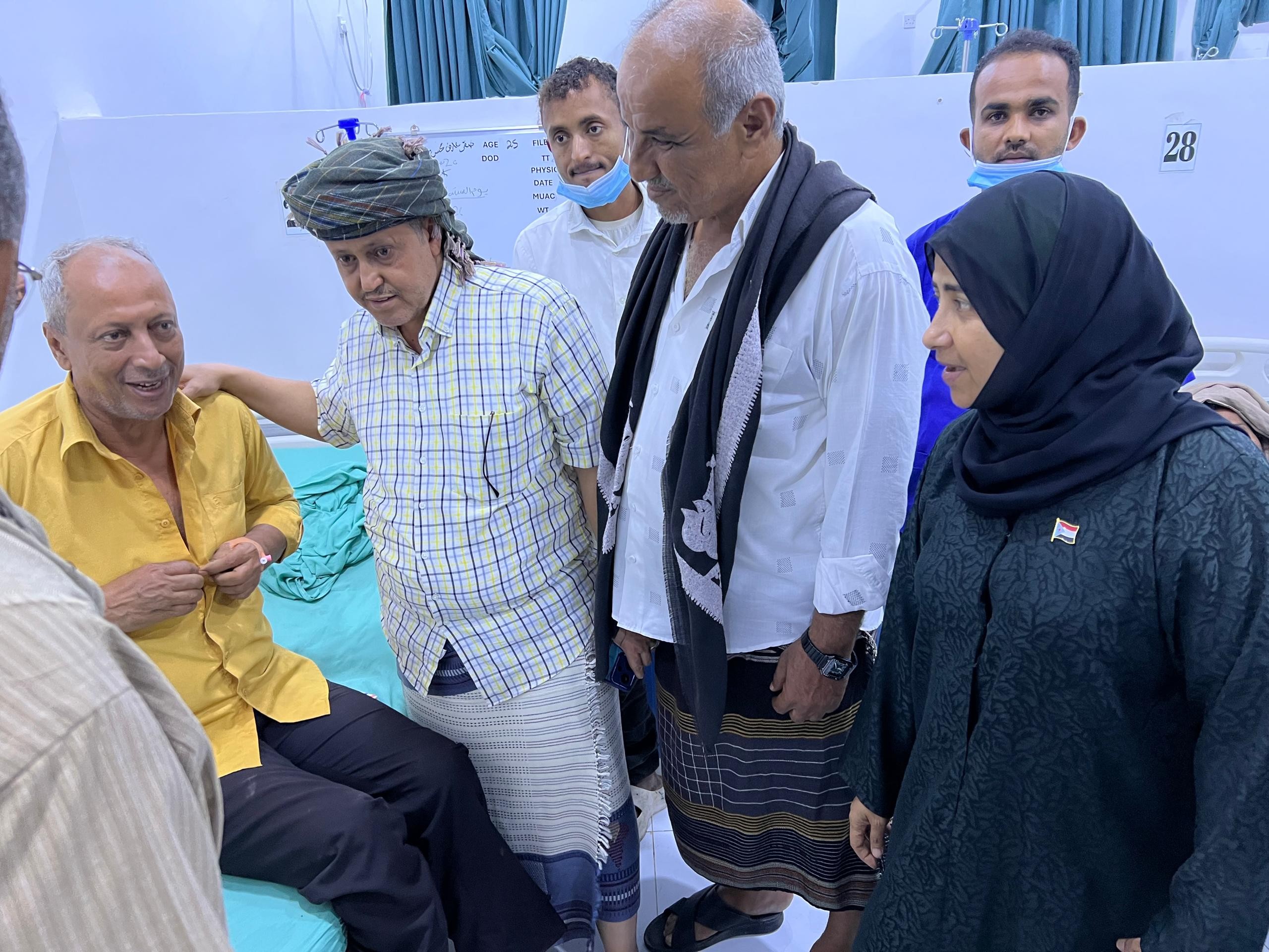 الحالمي يتفقد جرحى أعمال القمع والتنكيل التي استهدفت الوقفة الاحتجاجية السلمية بالعاصمة عدن الحالمي يتفقد جرحى أعمال القمع والتنكيل التي استهدفت الوقفة الاحتجاجية السلمية بالعاصمة عدن