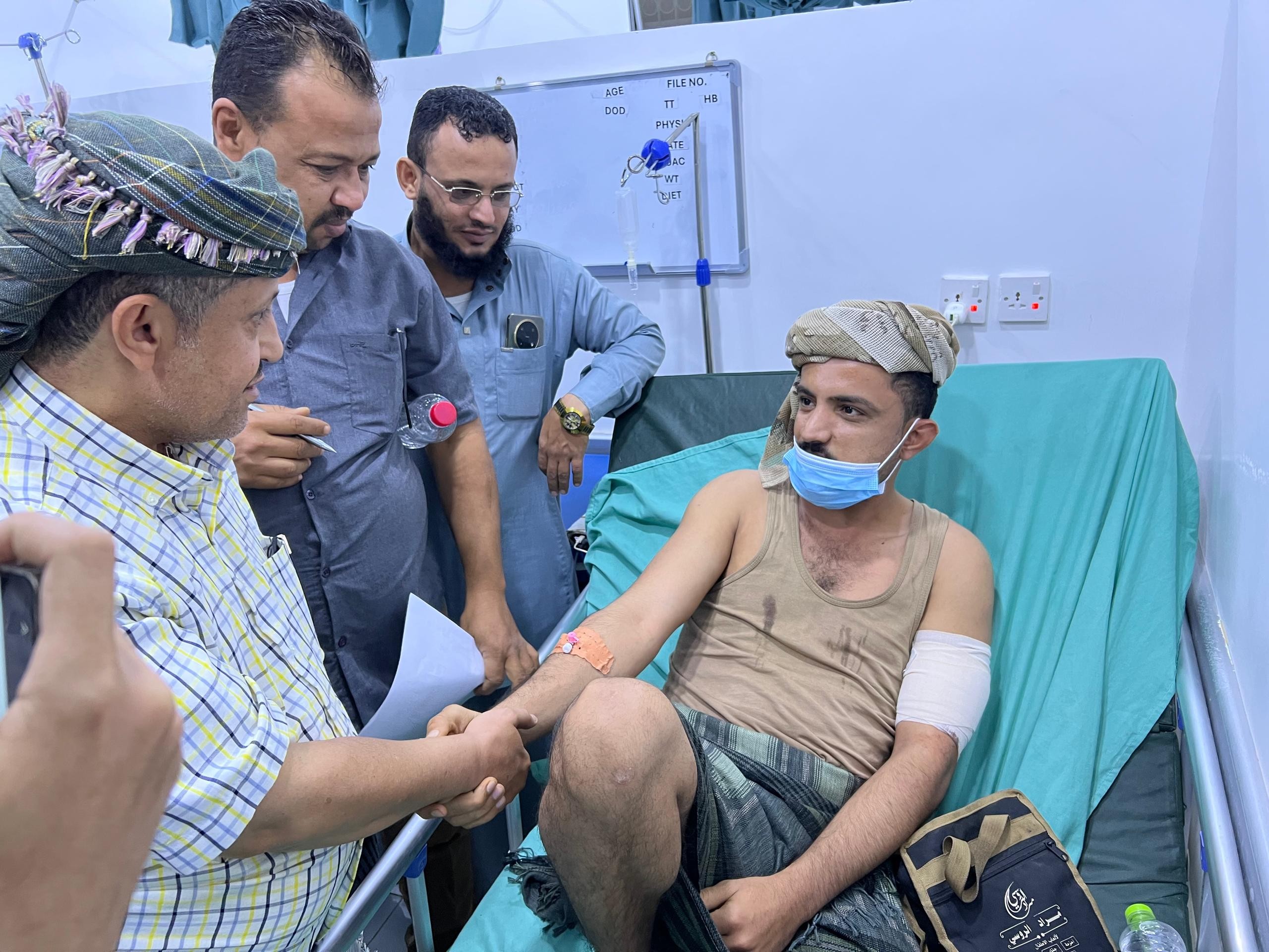 الحالمي يتفقد جرحى أعمال القمع والتنكيل التي استهدفت الوقفة الاحتجاجية السلمية بالعاصمة عدن الحالمي يتفقد جرحى أعمال القمع والتنكيل التي استهدفت الوقفة الاحتجاجية السلمية بالعاصمة عدن