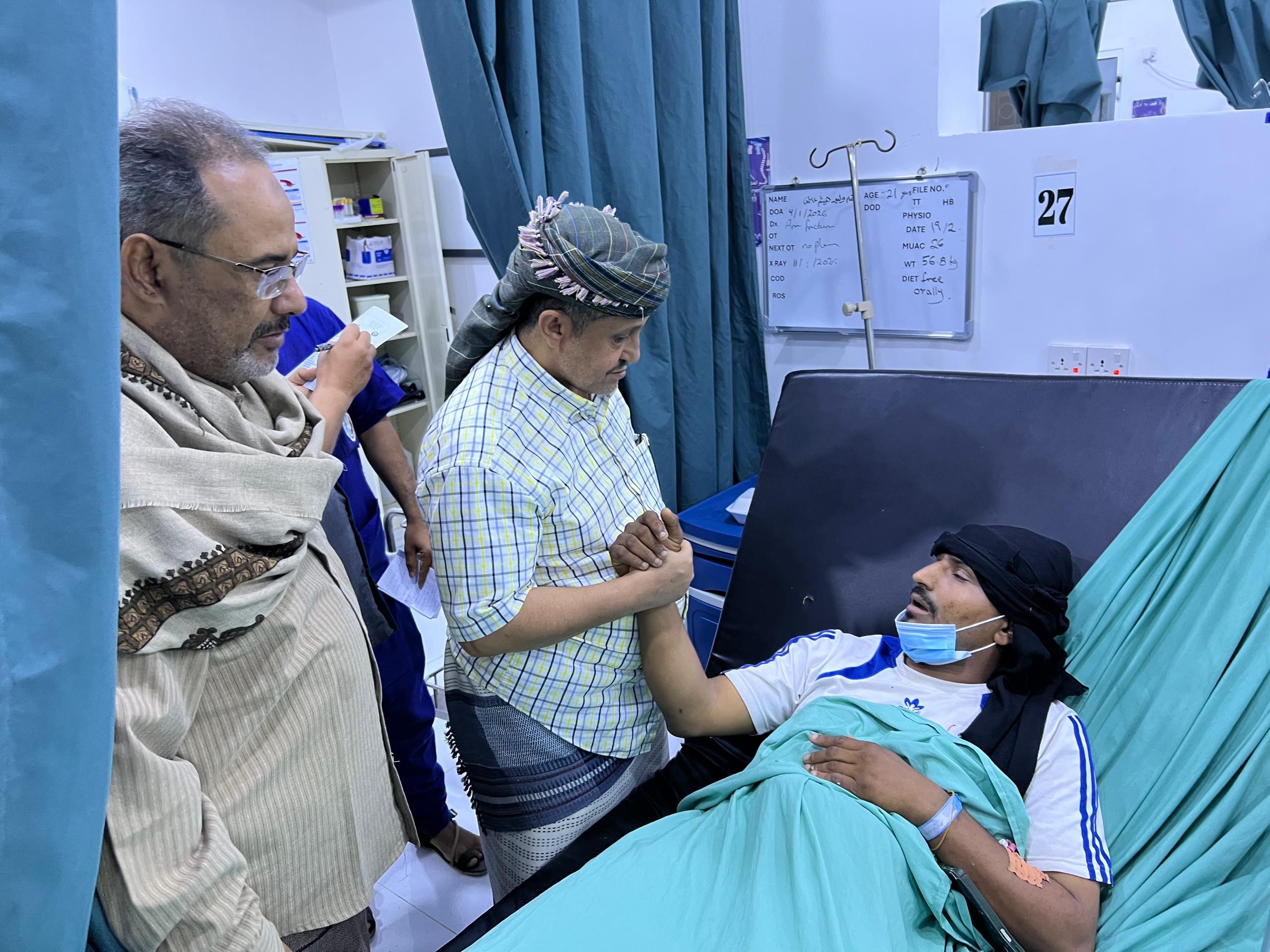 الحالمي يتفقد جرحى أعمال القمع والتنكيل التي استهدفت الوقفة الاحتجاجية السلمية بالعاصمة عدن الحالمي يتفقد جرحى أعمال القمع والتنكيل التي استهدفت الوقفة الاحتجاجية السلمية بالعاصمة عدن