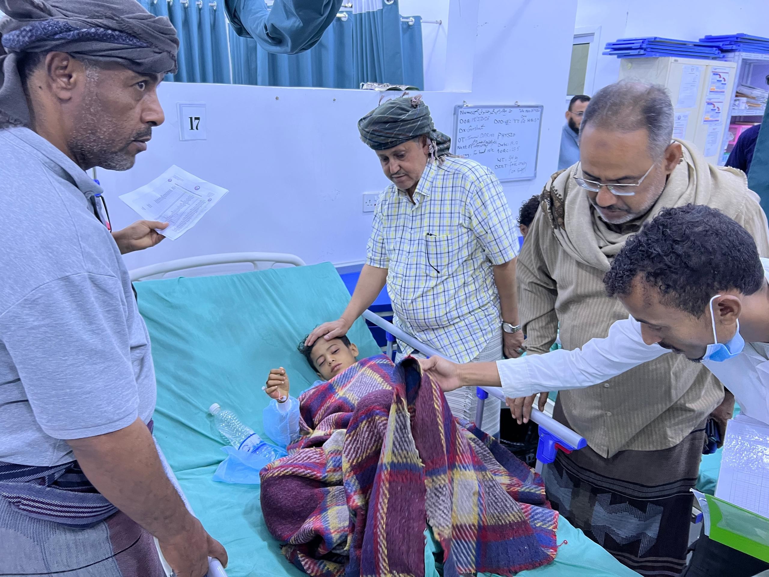 الحالمي يتفقد جرحى أعمال القمع والتنكيل التي استهدفت الوقفة الاحتجاجية السلمية بالعاصمة عدن الحالمي يتفقد جرحى أعمال القمع والتنكيل التي استهدفت الوقفة الاحتجاجية السلمية بالعاصمة عدن