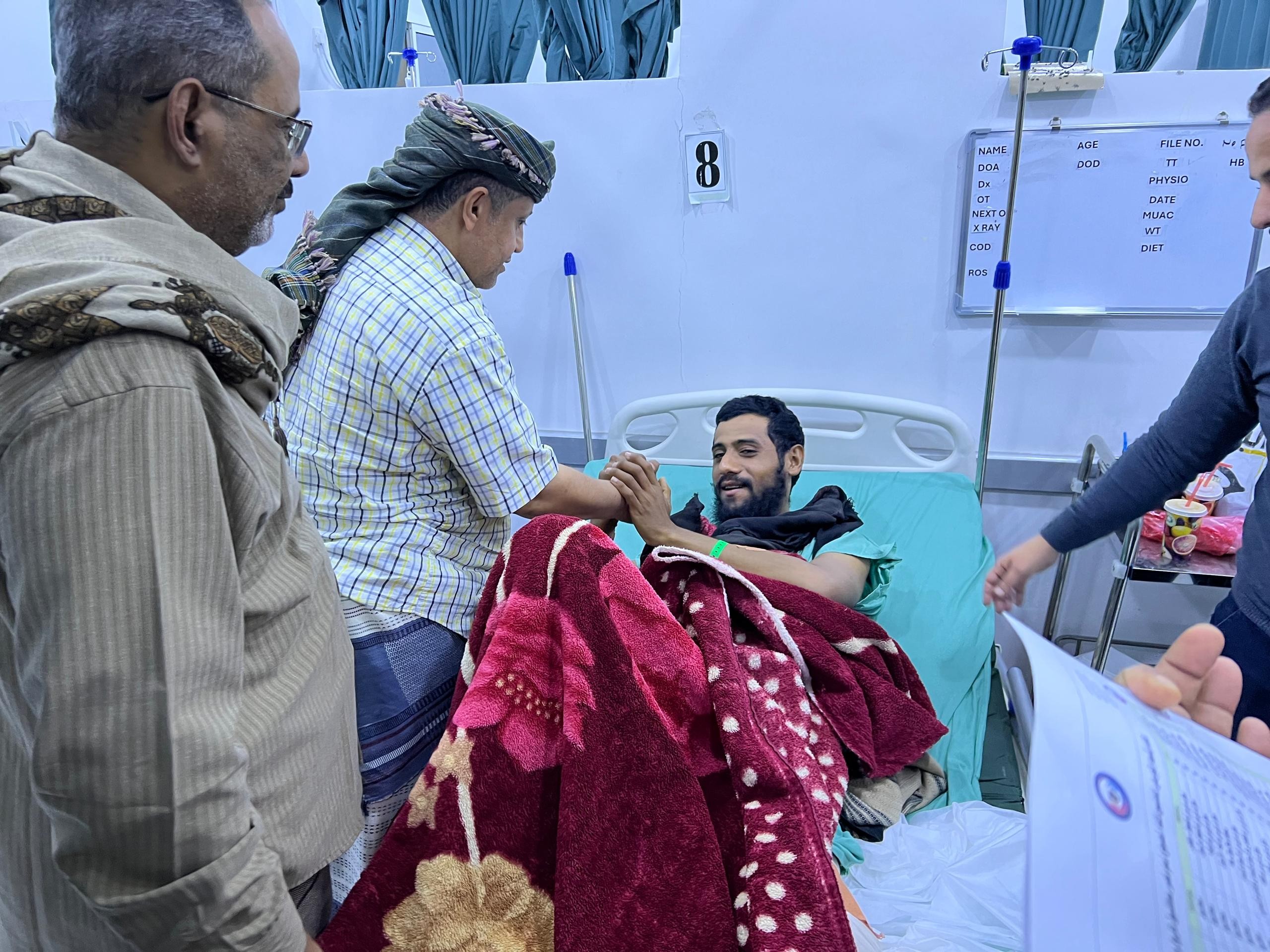 الحالمي يتفقد جرحى أعمال القمع والتنكيل التي استهدفت الوقفة الاحتجاجية السلمية بالعاصمة عدن الحالمي يتفقد جرحى أعمال القمع والتنكيل التي استهدفت الوقفة الاحتجاجية السلمية بالعاصمة عدن