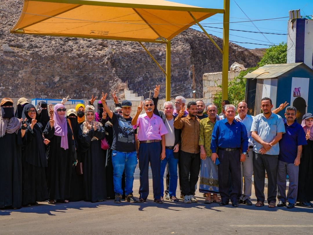 قيادة وكوادر الأمانة والجمعية تواصل اعتصامها لليوم الثالث وتؤكد الثبات ومواصلة أداء واجبها الوطني قيادة وكوادر الأمانة والجمعية تواصل اعتصامها لليوم الثالث وتؤكد الثبات ومواصلة أداء واجبها الوطني