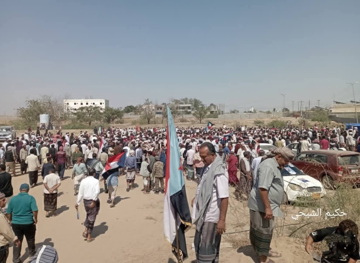 يتقدمهم الحالمي .. أبناء الجنوب يشيعون جثمان الشهيد عبدالسلام الشبحي يتقدمهم الحالمي .. أبناء الجنوب يشيعون جثمان الشهيد عبدالسلام الشبحي