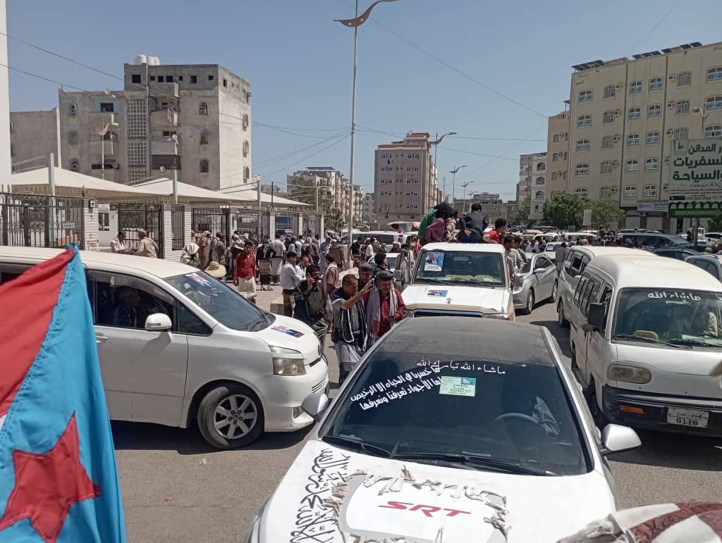 يتقدمهم الحالمي .. أبناء الجنوب يشيعون جثمان الشهيد عبدالسلام الشبحي يتقدمهم الحالمي .. أبناء الجنوب يشيعون جثمان الشهيد عبدالسلام الشبحي