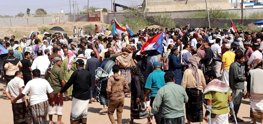 يتقدمهم الحالمي .. أبناء الجنوب يشيعون جثمان الشهيد عبدالسلام الشبحي يتقدمهم الحالمي .. أبناء الجنوب يشيعون جثمان الشهيد عبدالسلام الشبحي