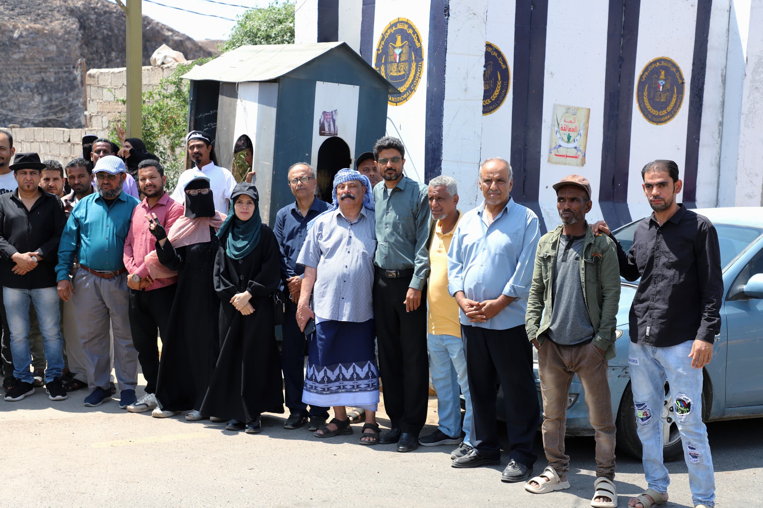 لليوم الخامس على التوالي.. كادر الأمانة العامة يتفذ وقفته المنددة بإغلاق مؤسسات شعب الجنوب السياسية لليوم الخامس على التوالي.. كادر الأمانة العامة يتفذ وقفته المنددة بإغلاق مؤسسات شعب الجنوب السياسية