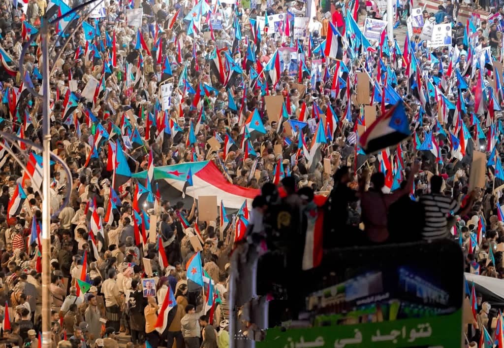 استجابة لدعوة المجلس .. العاصمة عدن تشهد حشداً جماهيرياً كبيراً في "مليونية الثبات والقرار الجنوبي" استجابة لدعوة المجلس .. العاصمة عدن تشهد حشداً جماهيرياً كبيراً في "مليونية الثبات والقرار الجنوبي"