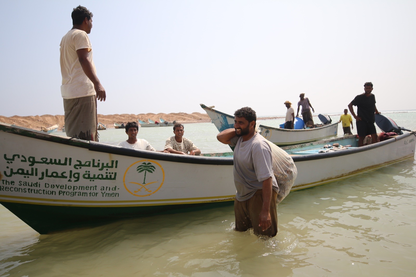 الصيد مصدر دخلهم الأساسي.. البرنامج السعودي يعيد تأهيل "خيصة" الصيادين في سقطرى - الصيد مصدر دخلهم الأساسي.. البرنامج السعودي يعيد تأهيل "خيصة" الصيادين في سقطرى -