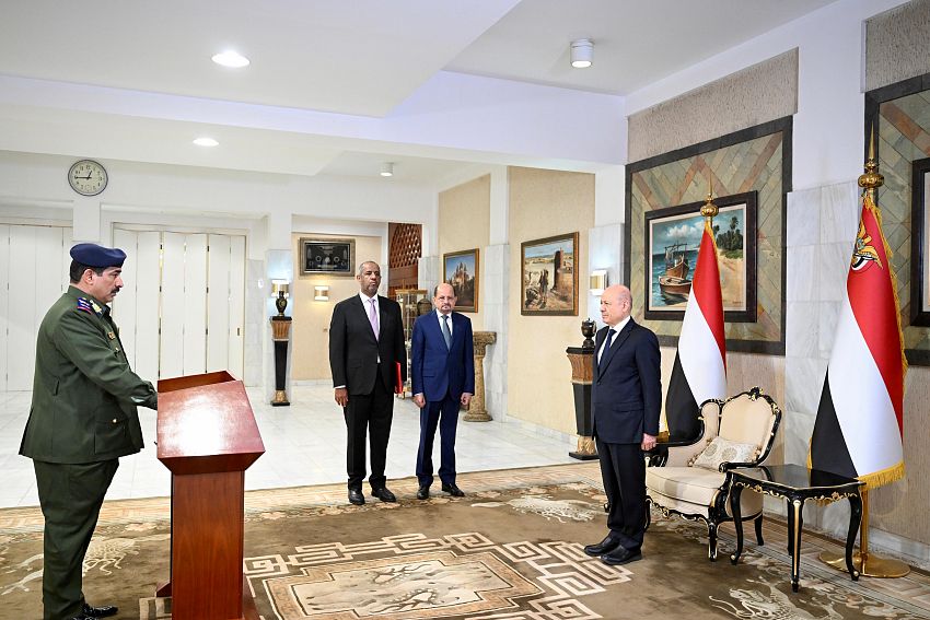 رئيس واعضاء الحكومة يؤدون اليمين الدستورية امام رئيس مجلس القيادة الرئاسي - رئيس واعضاء الحكومة يؤدون اليمين الدستورية امام رئيس مجلس القيادة الرئاسي -