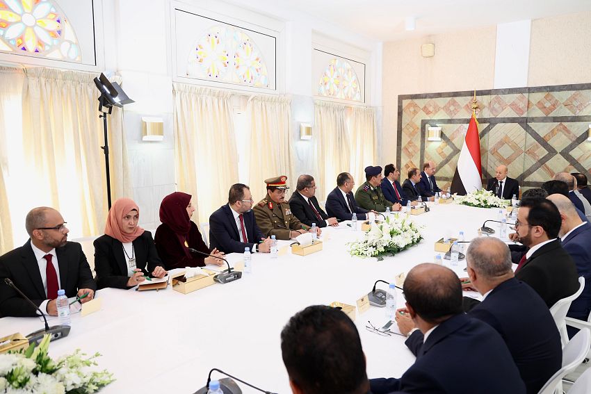 رئيس مجلس القيادة يحدد ملامح المرحلة القادمة في أول اجتماع للحكومة الجديدة - رئيس مجلس القيادة يحدد ملامح المرحلة القادمة في أول اجتماع للحكومة الجديدة -