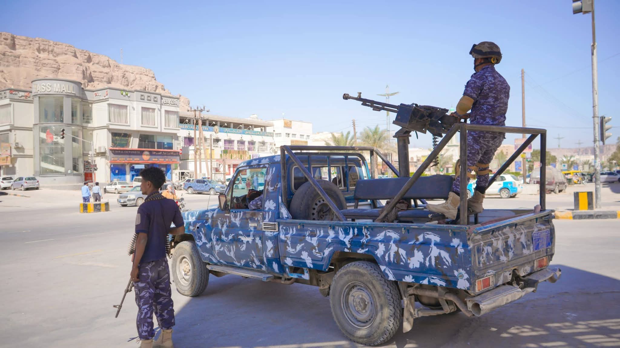 لليوم الثالث.. شرطة وادي حضرموت تُحكم الطوق الأمني في سيئون لتطبيق قرار منع السلاح لليوم الثالث.. شرطة وادي حضرموت تُحكم الطوق الأمني في سيئون لتطبيق قرار منع السلاح