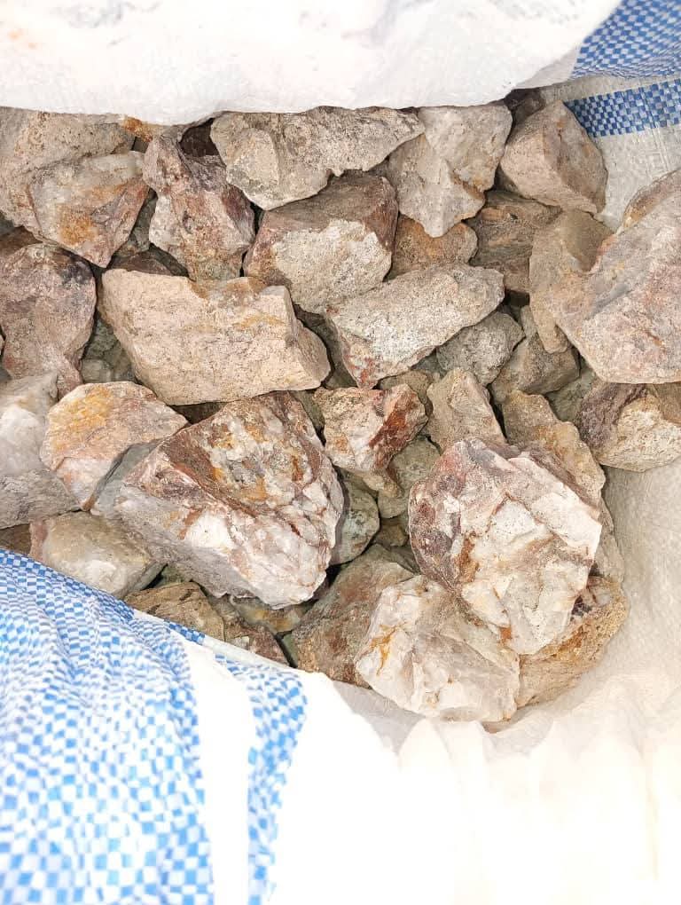 ضبط شحنة احجار معادن مهربه في نقطة الحمراء ؛تعاون بين الأجهزة الأمنية وهيئة المساحة الجيولوجية للحفاظ على ثروات حضرموت "شاهد الصور" ضبط شحنة احجار معادن مهربه في نقطة الحمراء ؛تعاون بين الأجهزة الأمنية وهيئة المساحة الجيولوجية للحفاظ على ثروات حضرموت "شاهد الصور"