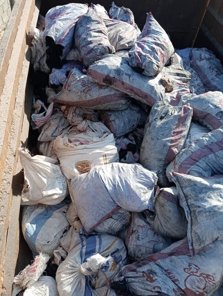 ضبط شحنة احجار معادن مهربه في نقطة الحمراء ؛تعاون بين الأجهزة الأمنية وهيئة المساحة الجيولوجية للحفاظ على ثروات حضرموت "شاهد الصور" ضبط شحنة احجار معادن مهربه في نقطة الحمراء ؛تعاون بين الأجهزة الأمنية وهيئة المساحة الجيولوجية للحفاظ على ثروات حضرموت "شاهد الصور"