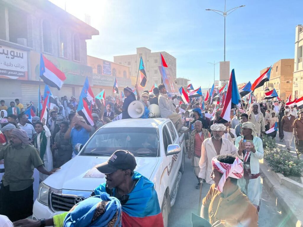 سيئون تشهد تظاهرة جماهيرية حاشدة لتجديد التفويض للقيادة الجنوبية: سيئون تشهد تظاهرة جماهيرية حاشدة لتجديد التفويض للقيادة الجنوبية: