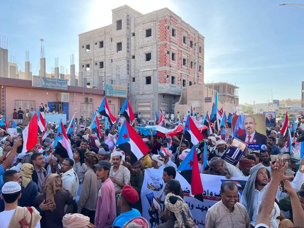 سيئون تشهد تظاهرة جماهيرية حاشدة لتجديد التفويض للقيادة الجنوبية: سيئون تشهد تظاهرة جماهيرية حاشدة لتجديد التفويض للقيادة الجنوبية: