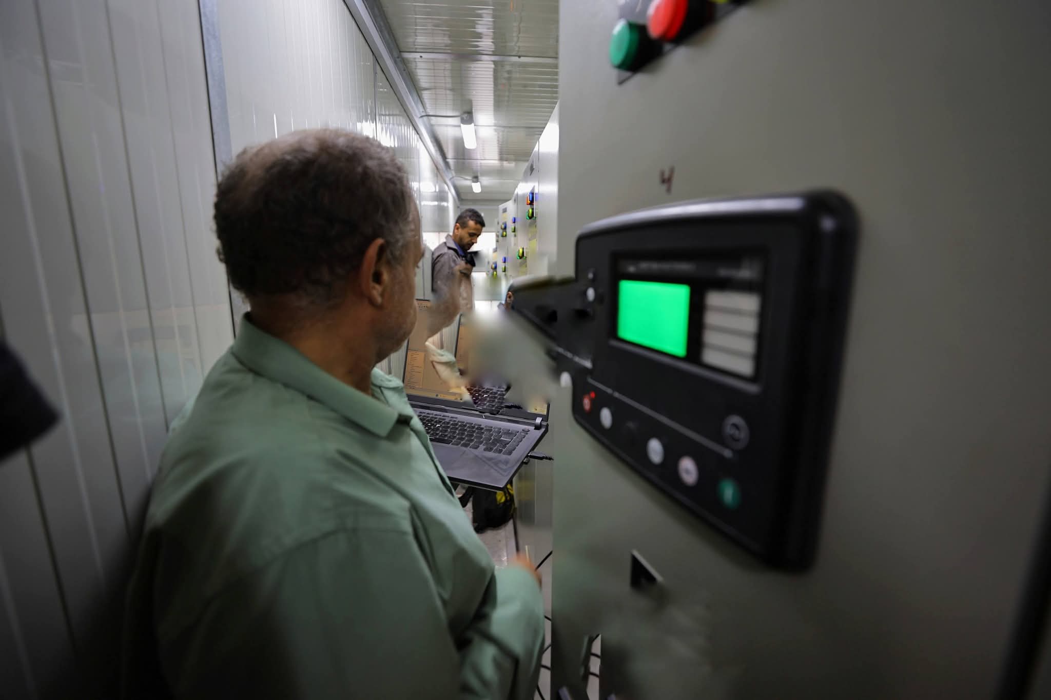 وصول خبراء سعوديين إلى سقطرى يعيد الكهرباء إلى حديبوه واستئناف بقية المحطات تباعاً وصول خبراء سعوديين إلى سقطرى يعيد الكهرباء إلى حديبوه واستئناف بقية المحطات تباعاً