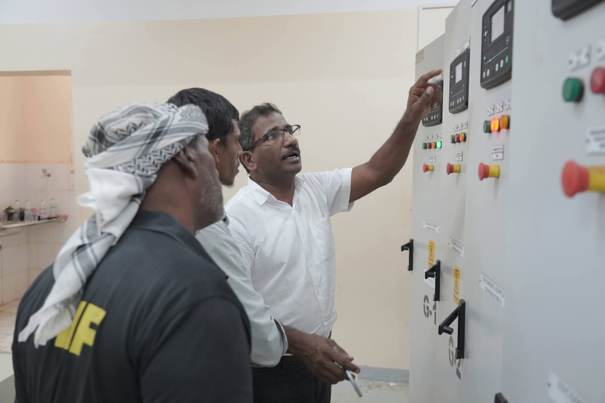 وصول خبراء سعوديين إلى سقطرى يعيد الكهرباء إلى حديبوه واستئناف بقية المحطات تباعاً وصول خبراء سعوديين إلى سقطرى يعيد الكهرباء إلى حديبوه واستئناف بقية المحطات تباعاً