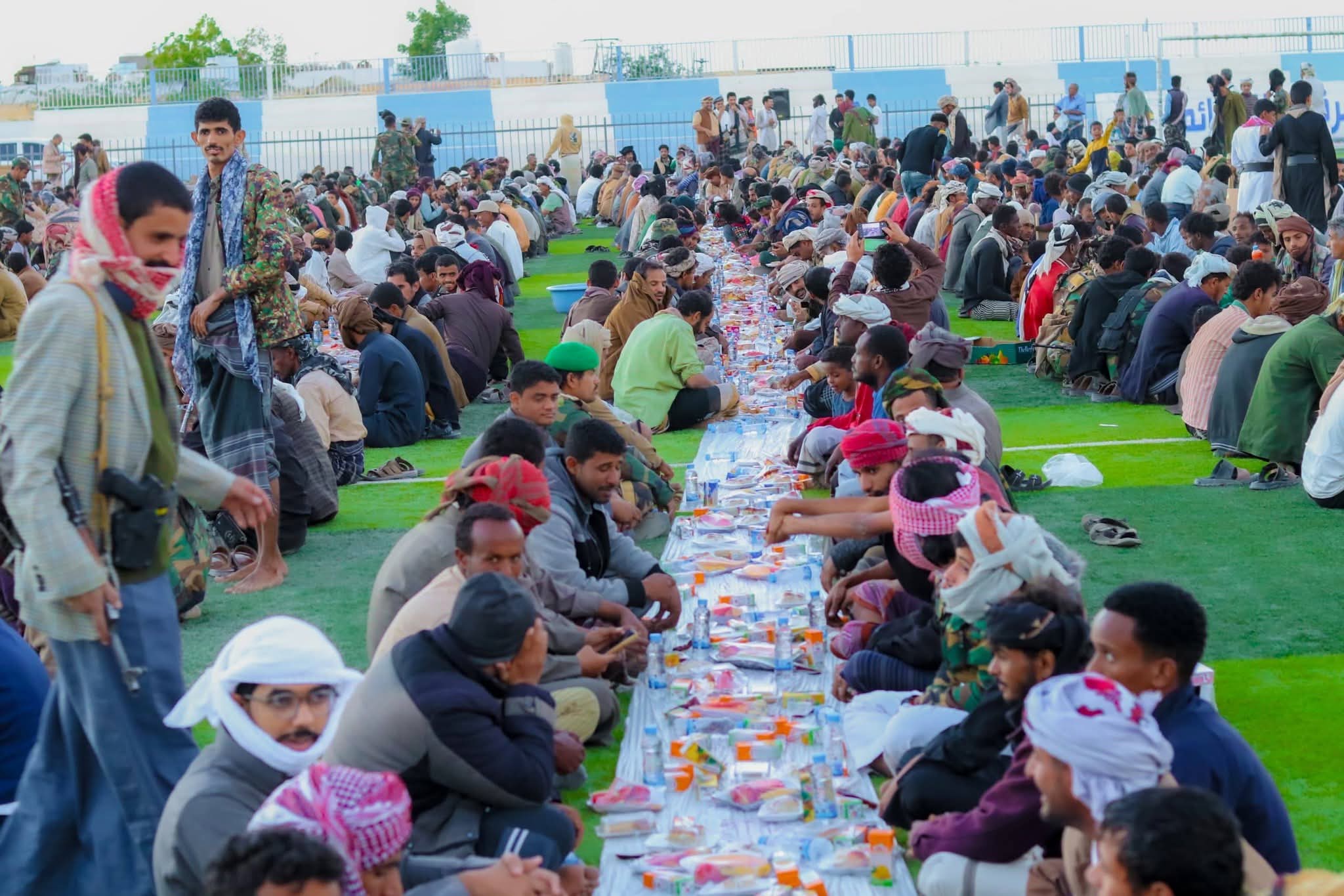 السلطة المحلية وقيادة القوات المشتركة للتحالف العربي تقيمان مأدبة إفطار جامعة في عتق - السلطة المحلية وقيادة القوات المشتركة للتحالف العربي تقيمان مأدبة إفطار جامعة في عتق -