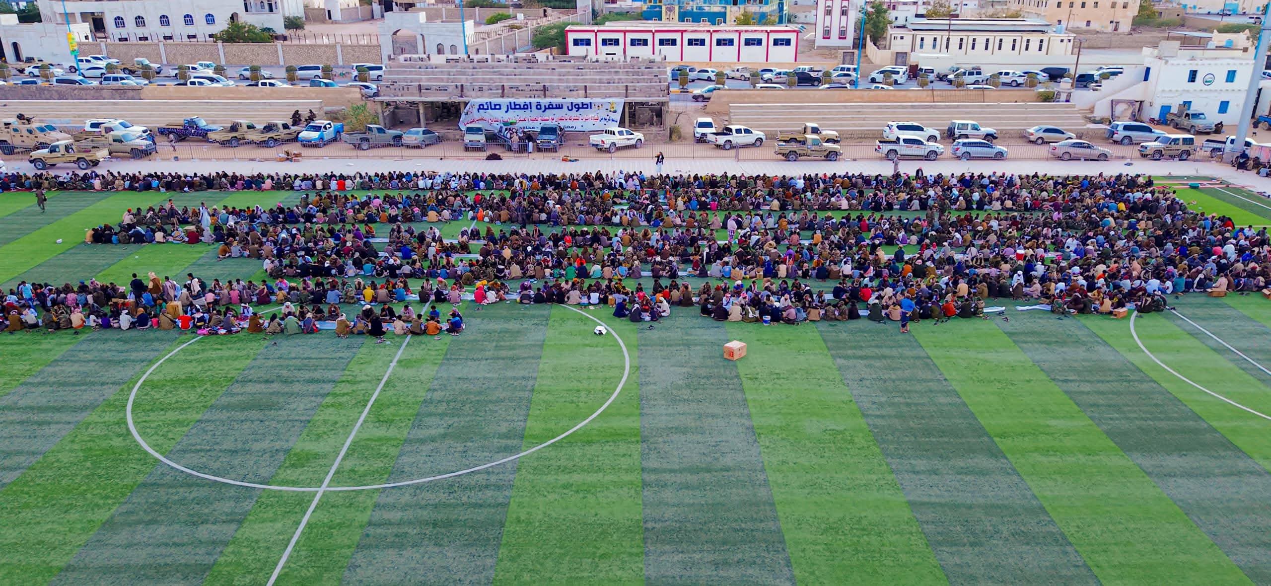 السلطة المحلية وقيادة القوات المشتركة للتحالف العربي تقيمان مأدبة إفطار جامعة في عتق - السلطة المحلية وقيادة القوات المشتركة للتحالف العربي تقيمان مأدبة إفطار جامعة في عتق -