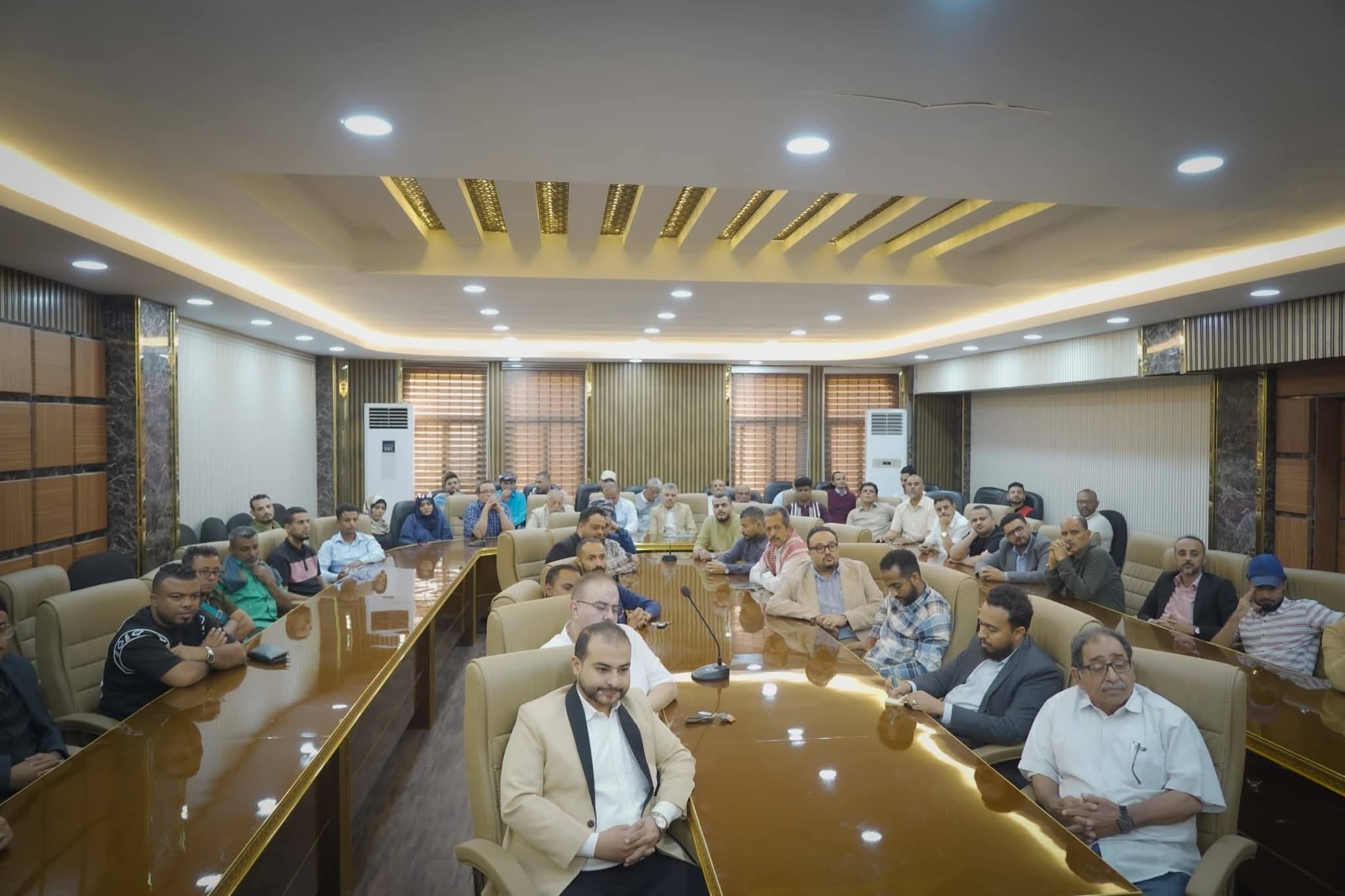 محافظ عدن يلتقي عدداً من الإعلاميين والناشطين ويؤكد على ضرورة تحييد العاصمة عن أي تجاذبات محافظ عدن يلتقي عدداً من الإعلاميين والناشطين ويؤكد على ضرورة تحييد العاصمة عن أي تجاذبات