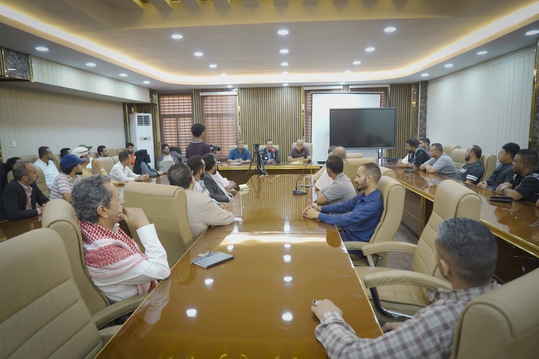 محافظ عدن يلتقي عدداً من الإعلاميين والناشطين ويؤكد على ضرورة تحييد العاصمة عن أي تجاذبات محافظ عدن يلتقي عدداً من الإعلاميين والناشطين ويؤكد على ضرورة تحييد العاصمة عن أي تجاذبات