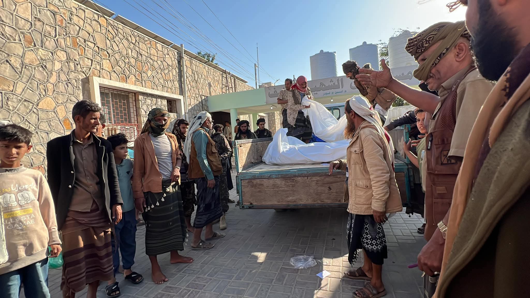 احتراق حافلة ركاب في أبين يخلّف 16 وفاة.. جثث متفحمة وناجٍ وحيد بعد تصادم مروع شرق المحفد احتراق حافلة ركاب في أبين يخلّف 16 وفاة.. جثث متفحمة وناجٍ وحيد بعد تصادم مروع شرق المحفد