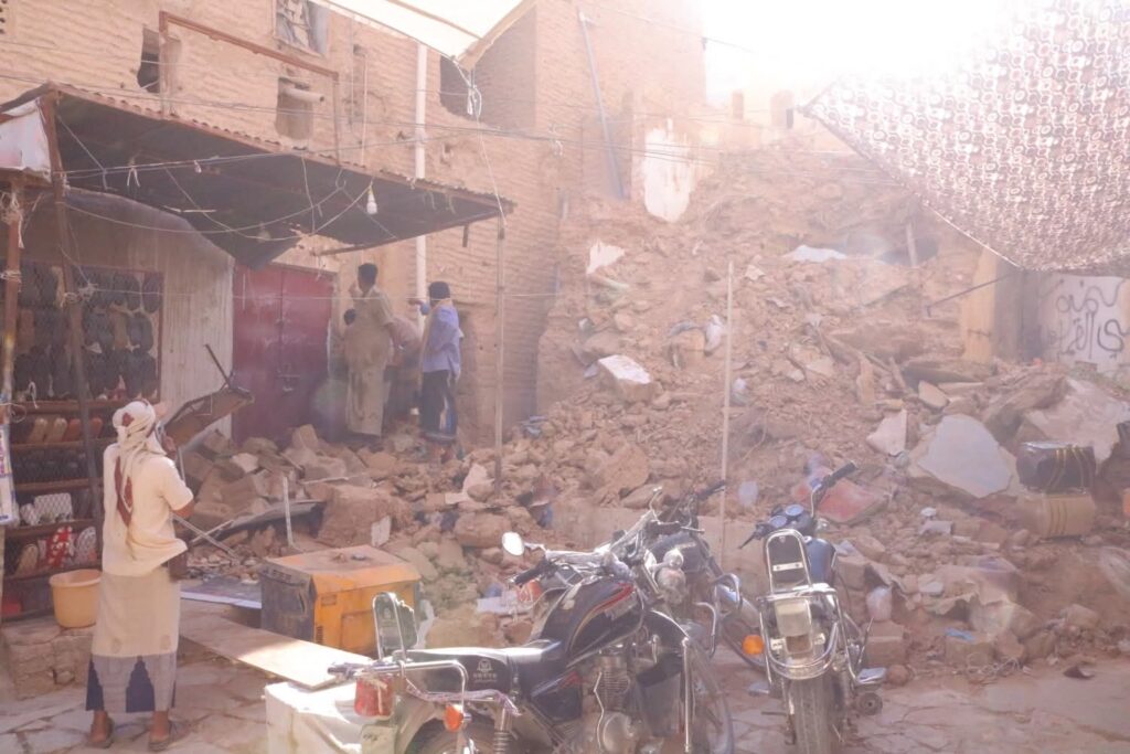 عضو مجلس القيادة الرئاسي – محافظ حضرموت ووكيل الوادي يطّلعان من مدير عام سيئون على أضرار انهيار منزل شعبي بسوق النساء بسيئون. عضو مجلس القيادة الرئاسي – محافظ حضرموت ووكيل الوادي يطّلعان من مدير عام سيئون على أضرار انهيار منزل شعبي بسوق النساء بسيئون.