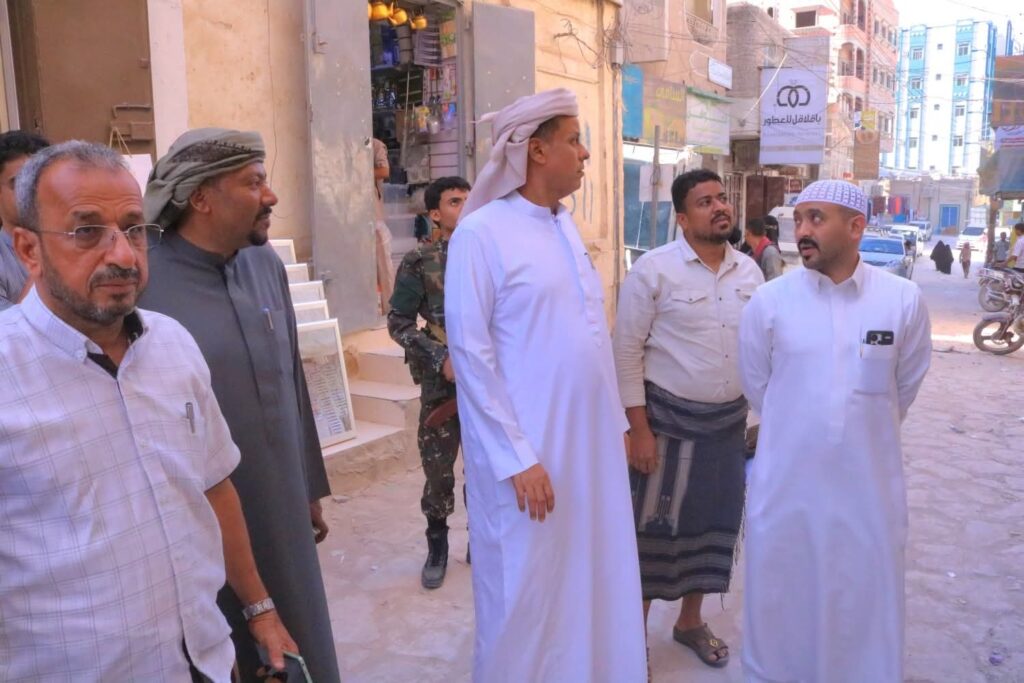 عضو مجلس القيادة الرئاسي – محافظ حضرموت ووكيل الوادي يطّلعان من مدير عام سيئون على أضرار انهيار منزل شعبي بسوق النساء بسيئون. عضو مجلس القيادة الرئاسي – محافظ حضرموت ووكيل الوادي يطّلعان من مدير عام سيئون على أضرار انهيار منزل شعبي بسوق النساء بسيئون.