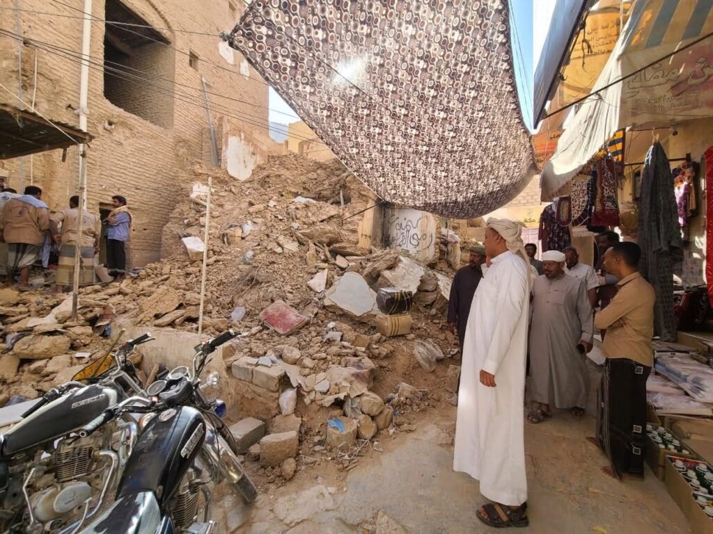 عضو مجلس القيادة الرئاسي – محافظ حضرموت ووكيل الوادي يطّلعان من مدير عام سيئون على أضرار انهيار منزل شعبي بسوق النساء بسيئون. عضو مجلس القيادة الرئاسي – محافظ حضرموت ووكيل الوادي يطّلعان من مدير عام سيئون على أضرار انهيار منزل شعبي بسوق النساء بسيئون.