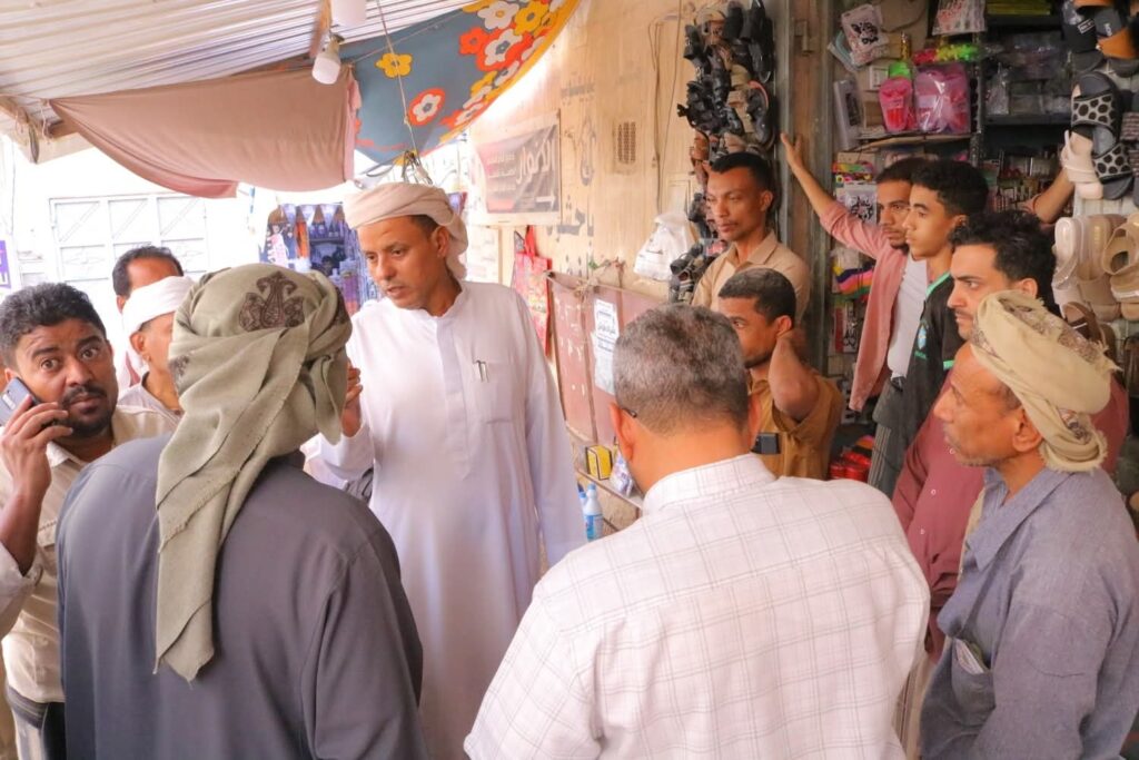 عضو مجلس القيادة الرئاسي – محافظ حضرموت ووكيل الوادي يطّلعان من مدير عام سيئون على أضرار انهيار منزل شعبي بسوق النساء بسيئون. عضو مجلس القيادة الرئاسي – محافظ حضرموت ووكيل الوادي يطّلعان من مدير عام سيئون على أضرار انهيار منزل شعبي بسوق النساء بسيئون.