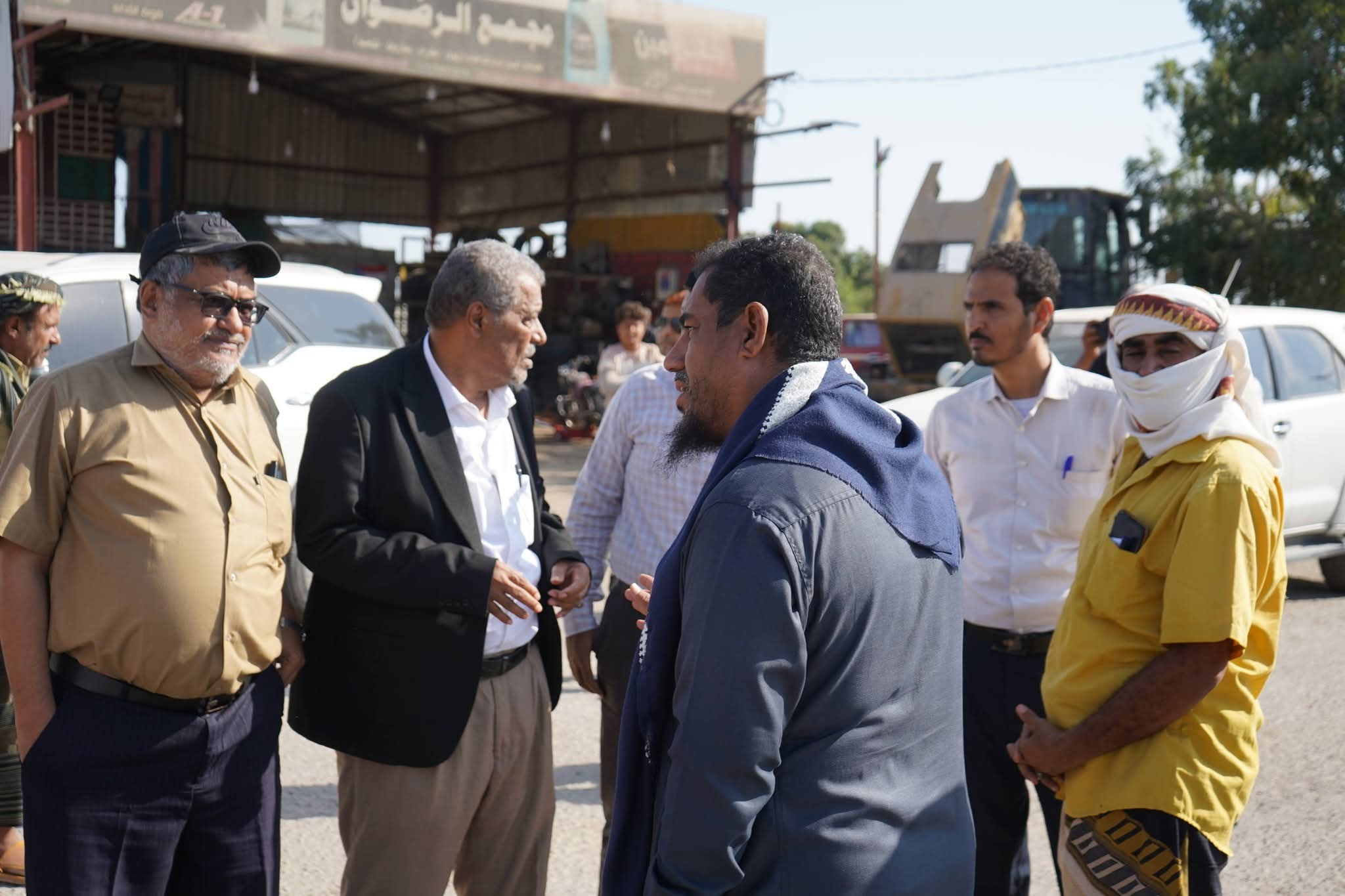 تسليم موقع مشروع خط جعار–باتيس بأبين للجهة المنفذة - تسليم موقع مشروع خط جعار–باتيس بأبين للجهة المنفذة -