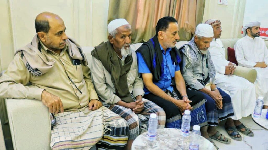 لقاء رسمي يجمع قيادة السلطة المحلية وعددًا من الوجهاء والشخصيات الإجتماعية بمديرية شبام مع الأمين العام لمجلس حضرموت الوطني لقاء رسمي يجمع قيادة السلطة المحلية وعددًا من الوجهاء والشخصيات الإجتماعية بمديرية شبام مع الأمين العام لمجلس حضرموت الوطني