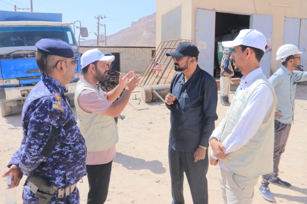 مدير عام شبام ومؤسسة المياه بالوادي يتفقدان موقع مشروع الطاقة الشمسية بقدرة 500 كيلو وات في حقل موشح شبام مدير عام شبام ومؤسسة المياه بالوادي يتفقدان موقع مشروع الطاقة الشمسية بقدرة 500 كيلو وات في حقل موشح شبام