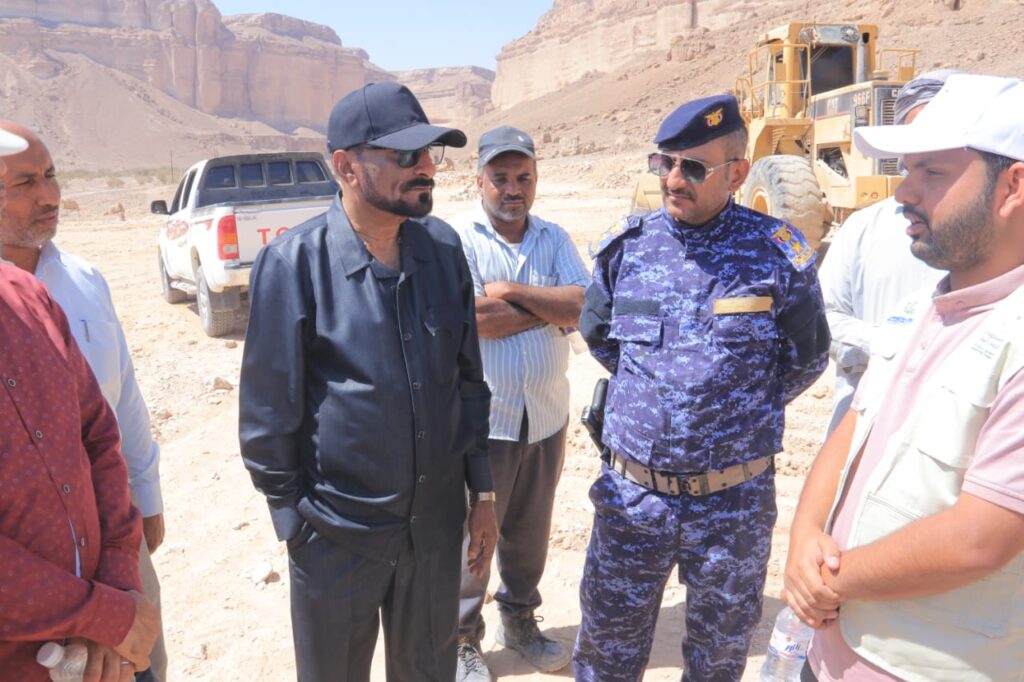 مدير عام شبام ومؤسسة المياه بالوادي يتفقدان موقع مشروع الطاقة الشمسية بقدرة 500 كيلو وات في حقل موشح شبام مدير عام شبام ومؤسسة المياه بالوادي يتفقدان موقع مشروع الطاقة الشمسية بقدرة 500 كيلو وات في حقل موشح شبام