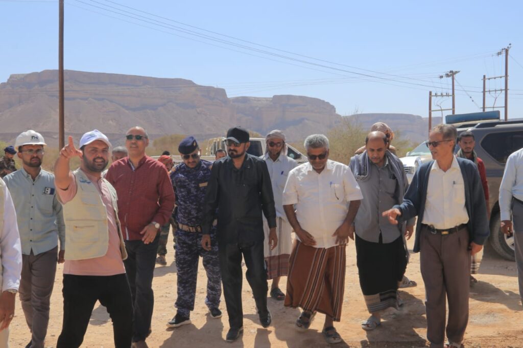 مدير عام شبام ومؤسسة المياه بالوادي يتفقدان موقع مشروع الطاقة الشمسية بقدرة 500 كيلو وات في حقل موشح شبام مدير عام شبام ومؤسسة المياه بالوادي يتفقدان موقع مشروع الطاقة الشمسية بقدرة 500 كيلو وات في حقل موشح شبام