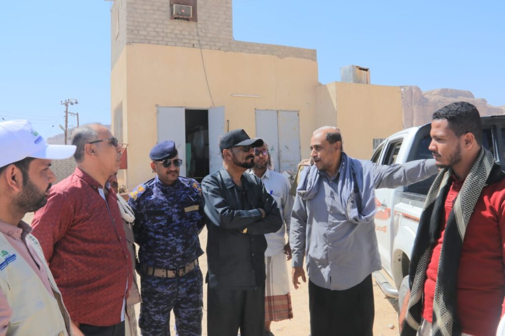 مدير عام شبام ومؤسسة المياه بالوادي يتفقدان موقع مشروع الطاقة الشمسية بقدرة 500 كيلو وات في حقل موشح شبام مدير عام شبام ومؤسسة المياه بالوادي يتفقدان موقع مشروع الطاقة الشمسية بقدرة 500 كيلو وات في حقل موشح شبام