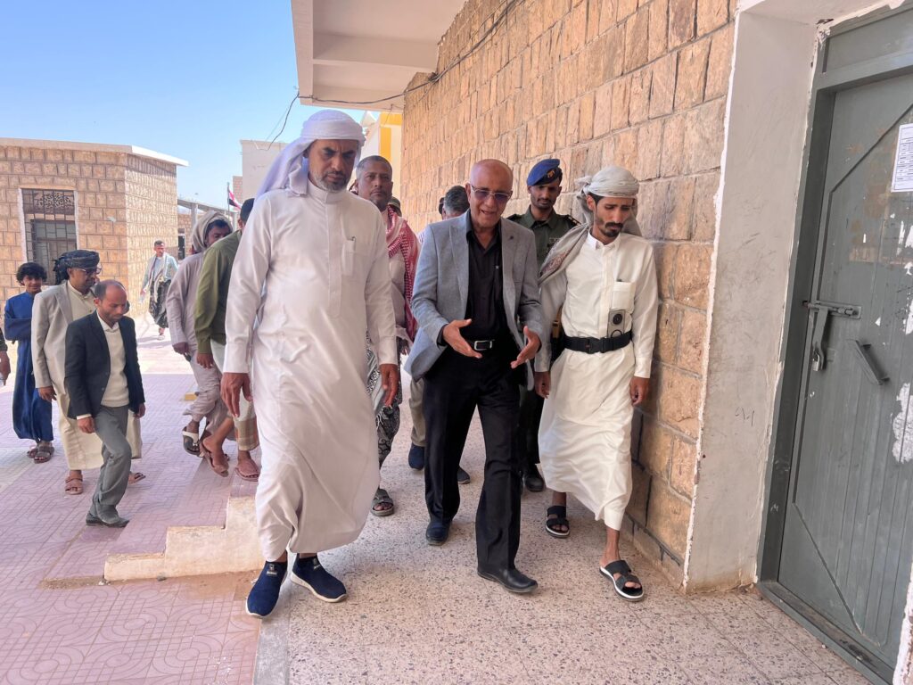 مستشار محافظ حضرموت يبدأ زيارته لمديرية العبر بلقاء في ديوان المديرية ويتفقد عدداً من المرافق الخدمية مستشار محافظ حضرموت يبدأ زيارته لمديرية العبر بلقاء في ديوان المديرية ويتفقد عدداً من المرافق الخدمية