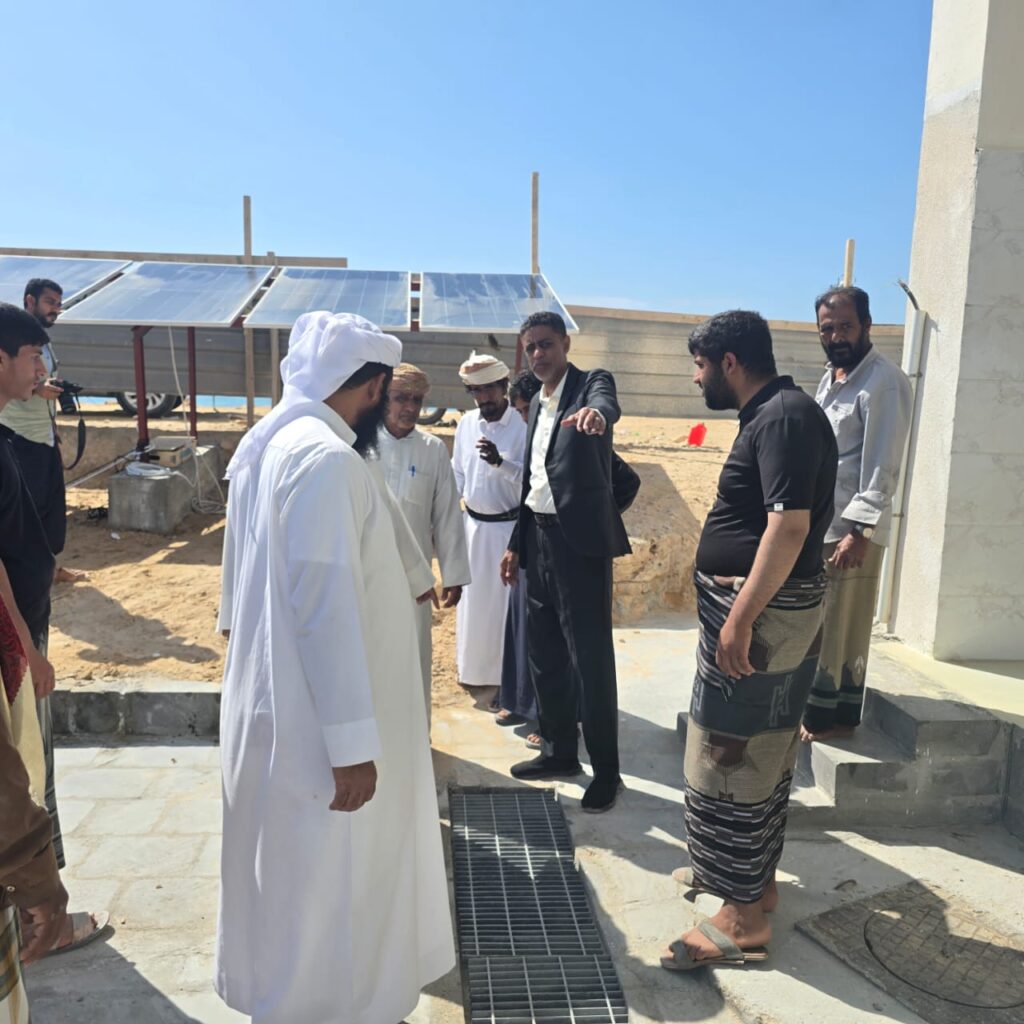 بحضور الأسد و حوري اجراء عملية الاستلام المبدئي لمشروع مركز الإنزال السمكي بصقر بمديرية حصوين في المهرة بدعم من برنامج الأمم المتحدة الإنمائي (UNDP ) بحضور الأسد و حوري اجراء عملية الاستلام المبدئي لمشروع مركز الإنزال السمكي بصقر بمديرية حصوين في المهرة بدعم من برنامج الأمم المتحدة الإنمائي (UNDP )