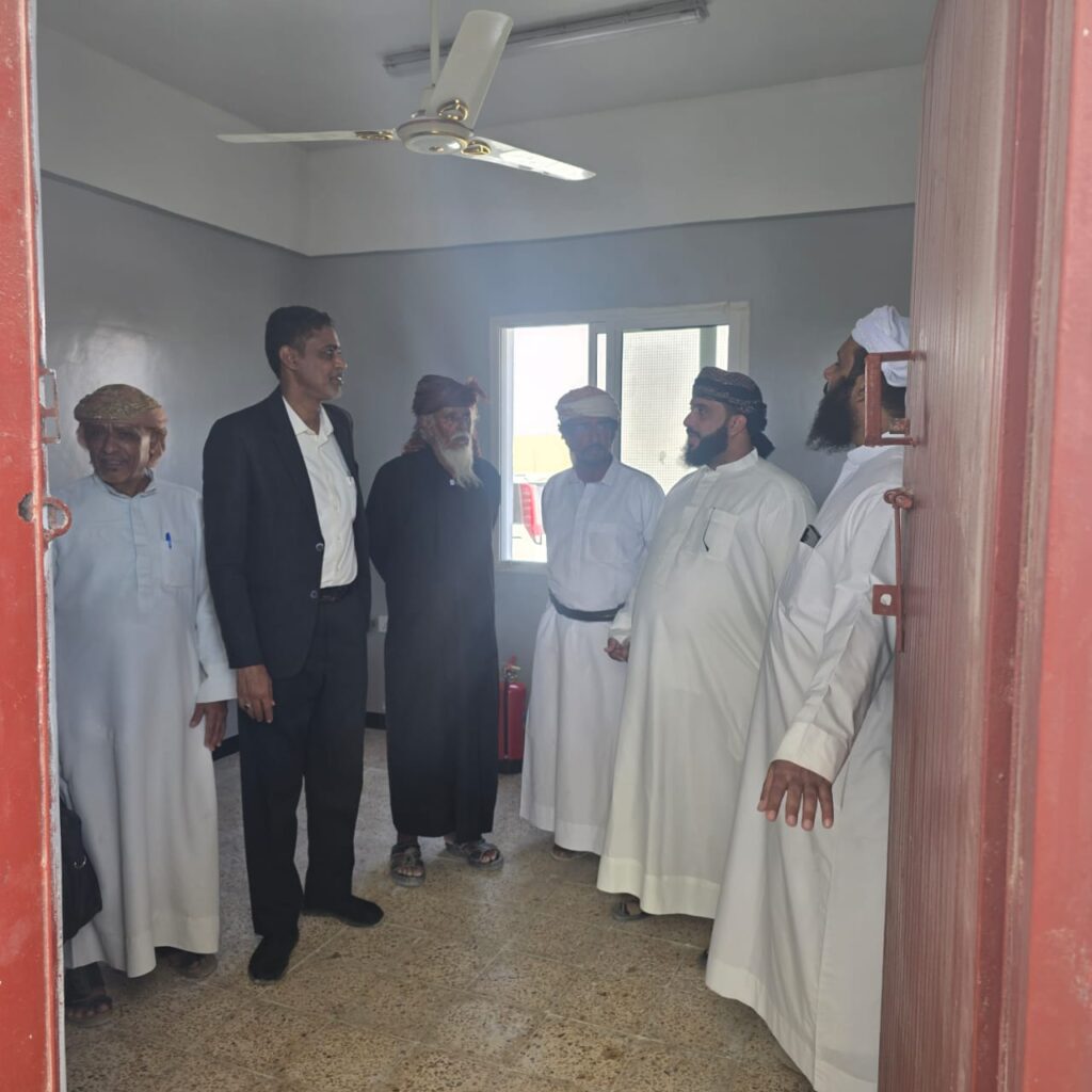 بحضور الأسد و حوري اجراء عملية الاستلام المبدئي لمشروع مركز الإنزال السمكي بصقر بمديرية حصوين في المهرة بدعم من برنامج الأمم المتحدة الإنمائي (UNDP ) بحضور الأسد و حوري اجراء عملية الاستلام المبدئي لمشروع مركز الإنزال السمكي بصقر بمديرية حصوين في المهرة بدعم من برنامج الأمم المتحدة الإنمائي (UNDP )