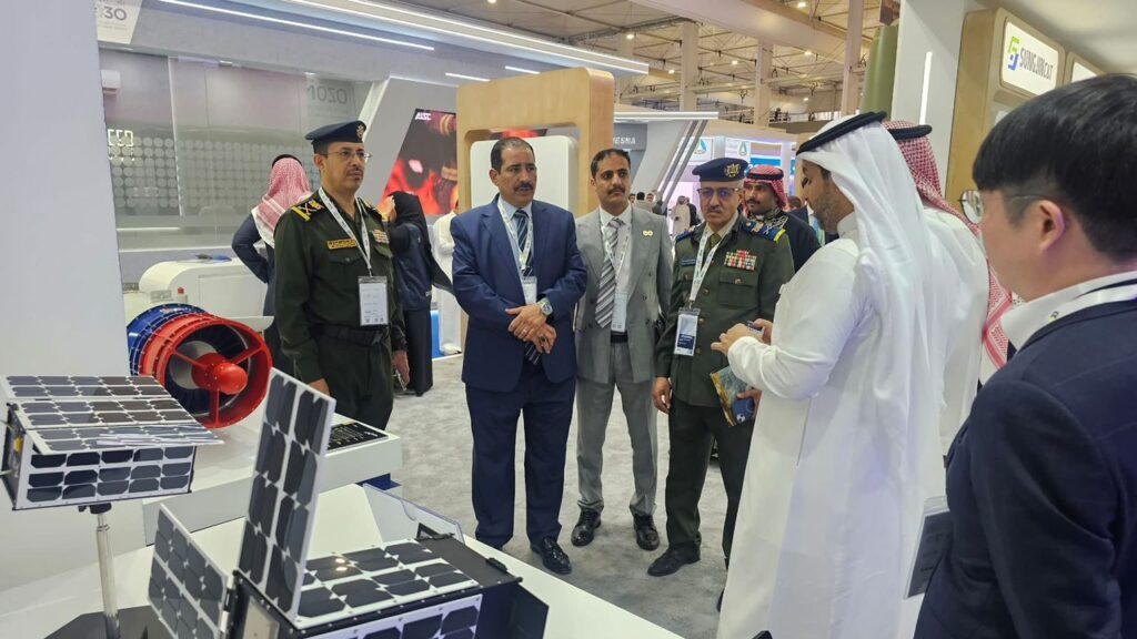 وزير الداخلية يطّلع على جناح وزارة الداخلية السعودية في معرض الدفاع العالمي وزير الداخلية يطّلع على جناح وزارة الداخلية السعودية في معرض الدفاع العالمي