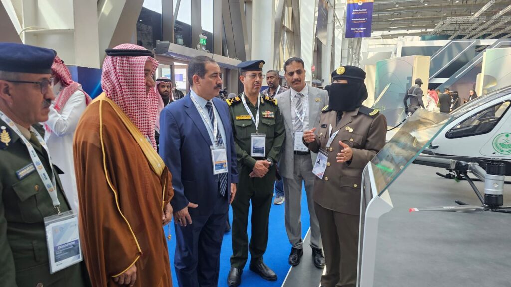 وزير الداخلية يطّلع على جناح وزارة الداخلية السعودية في معرض الدفاع العالمي وزير الداخلية يطّلع على جناح وزارة الداخلية السعودية في معرض الدفاع العالمي