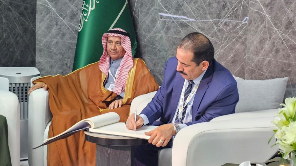 وزير الداخلية يطّلع على جناح وزارة الداخلية السعودية في معرض الدفاع العالمي وزير الداخلية يطّلع على جناح وزارة الداخلية السعودية في معرض الدفاع العالمي