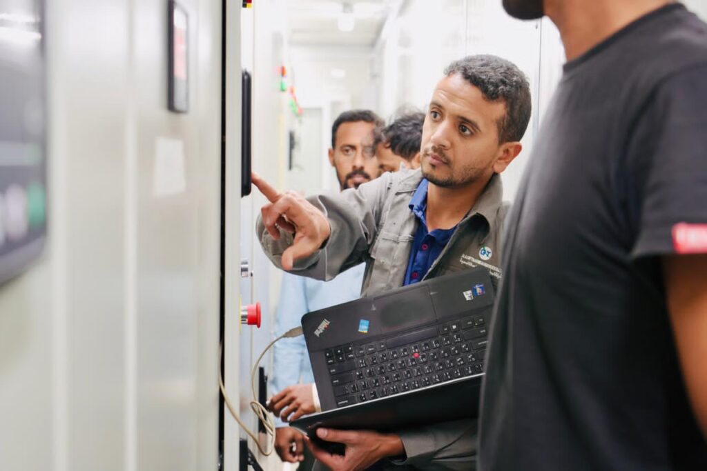 بعد انسحاب الشركة المشغّلة.. البرنامج السعودي لتنمية وإعمار اليمن يعالج أزمة الكهرباء في سقطرى بعد انسحاب الشركة المشغّلة.. البرنامج السعودي لتنمية وإعمار اليمن يعالج أزمة الكهرباء في سقطرى