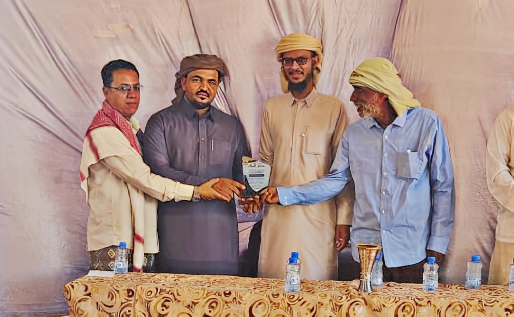 مدير عام شبام يكرّم طلاب ثانوية الحوطة المشاركين في يوم السرد القرآني بوادي حضرموت مدير عام شبام يكرّم طلاب ثانوية الحوطة المشاركين في يوم السرد القرآني بوادي حضرموت