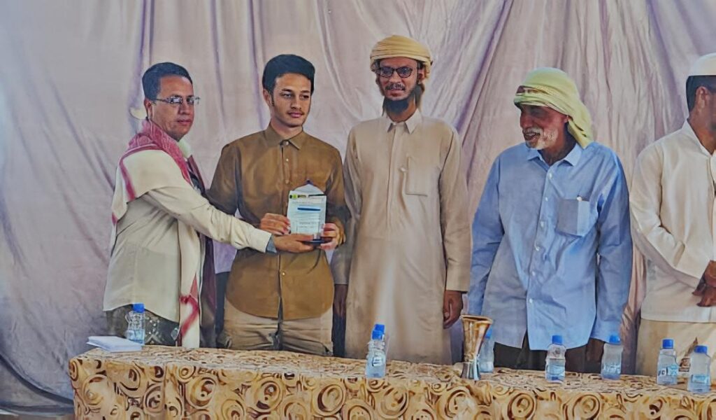 مدير عام شبام يكرّم طلاب ثانوية الحوطة المشاركين في يوم السرد القرآني بوادي حضرموت مدير عام شبام يكرّم طلاب ثانوية الحوطة المشاركين في يوم السرد القرآني بوادي حضرموت