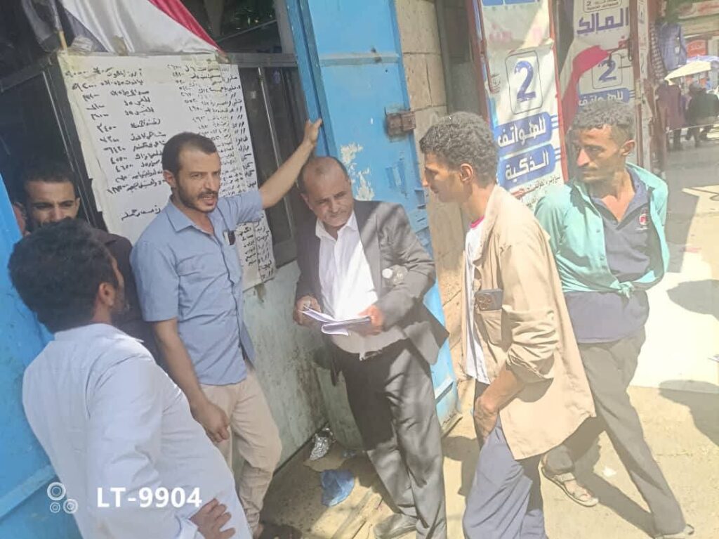 حملة ميدانية لتنظيم سوق النشمة وضبط الأسعار في المعافر بمحافظة تعز حملة ميدانية لتنظيم سوق النشمة وضبط الأسعار في المعافر بمحافظة تعز