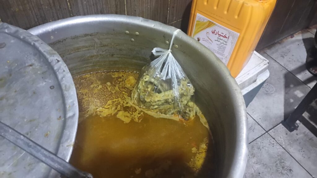 شاهد بالصور .. مكتب أشغال الشحر ينفذ حملة تفتيش واسعة على المطاعم والبوفيهات والمنشآت الغذائية لتعزيز الرقابة الصحية شاهد بالصور .. مكتب أشغال الشحر ينفذ حملة تفتيش واسعة على المطاعم والبوفيهات والمنشآت الغذائية لتعزيز الرقابة الصحية