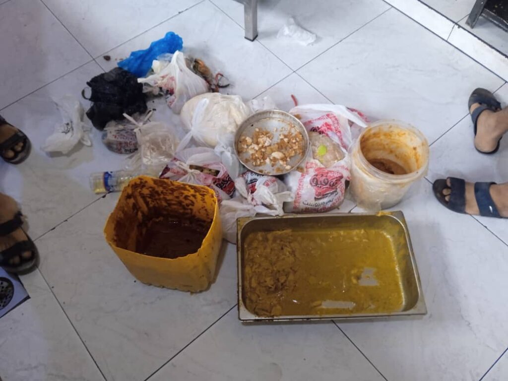 شاهد بالصور .. مكتب أشغال الشحر ينفذ حملة تفتيش واسعة على المطاعم والبوفيهات والمنشآت الغذائية لتعزيز الرقابة الصحية شاهد بالصور .. مكتب أشغال الشحر ينفذ حملة تفتيش واسعة على المطاعم والبوفيهات والمنشآت الغذائية لتعزيز الرقابة الصحية